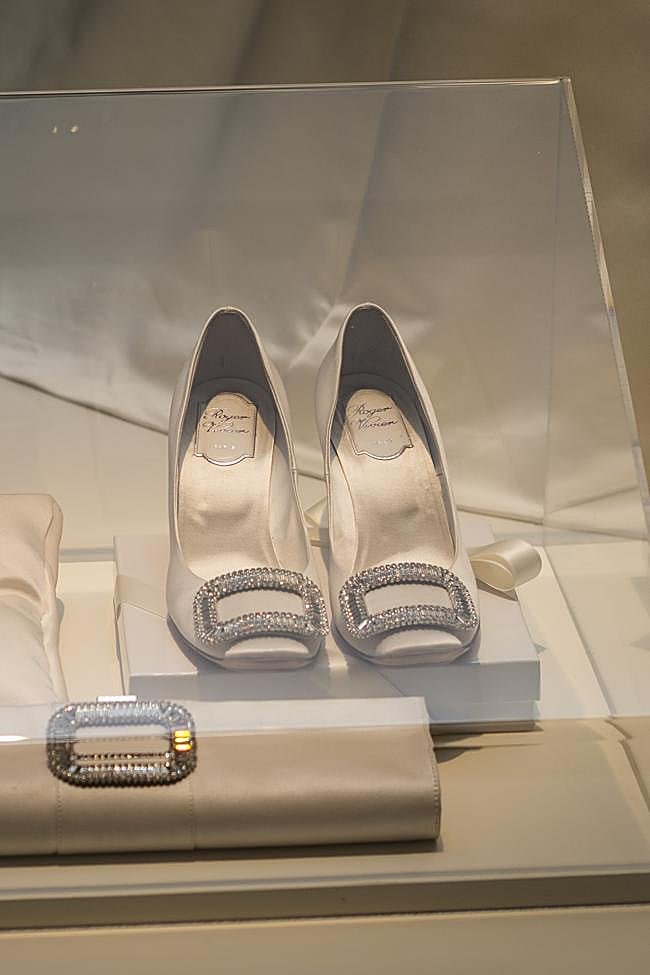 Los zapatos de boda de la princesa Victoria de Suecia en una exposición en el Palacio Real en Suecia.