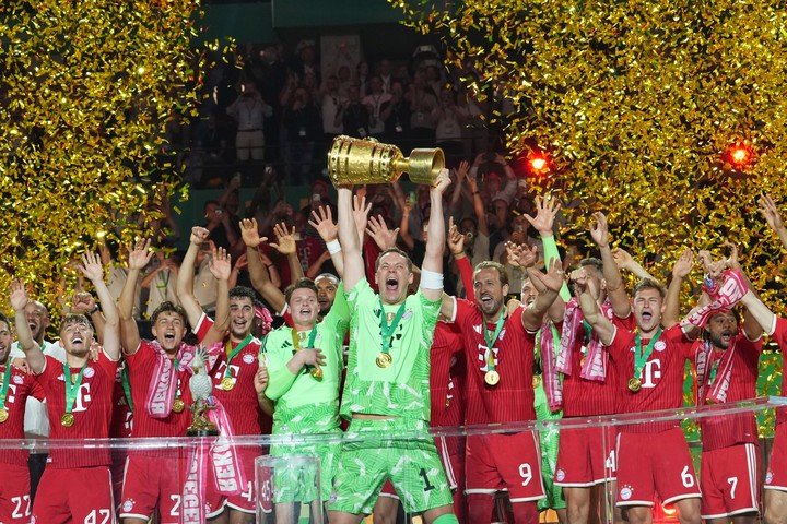 Manuel Neuer levantando la última copa DFB Pokal que ganó con el Bayern Múnich.