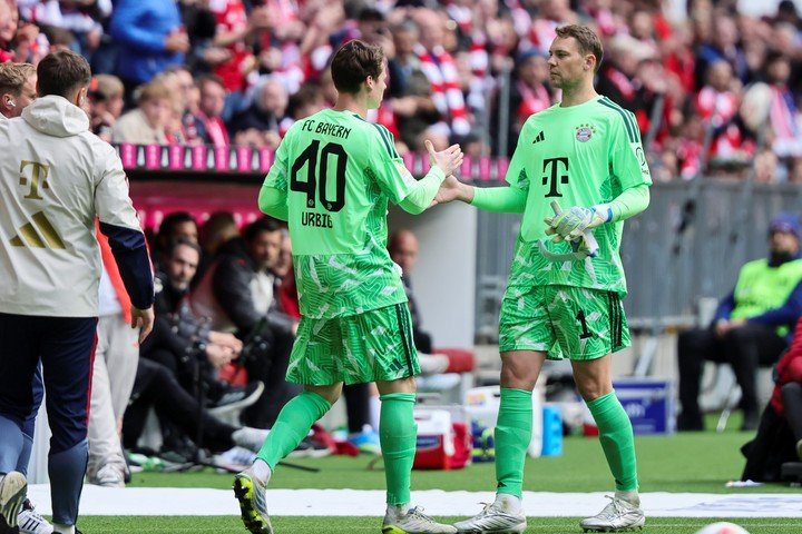 Manuel Neuer junto a Jonas Urbig en un partido de la Bundesliga.