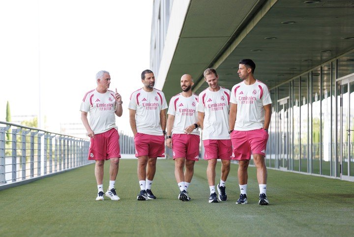 Mourinho junto a su cuerpo técnico. (EFE)