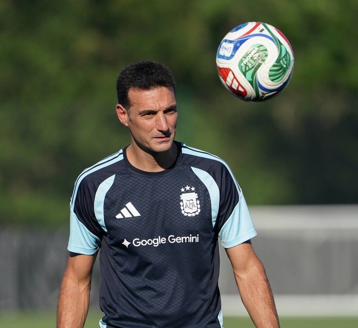 Scaloni en el entrenamiento
Foto Juano Tesone).