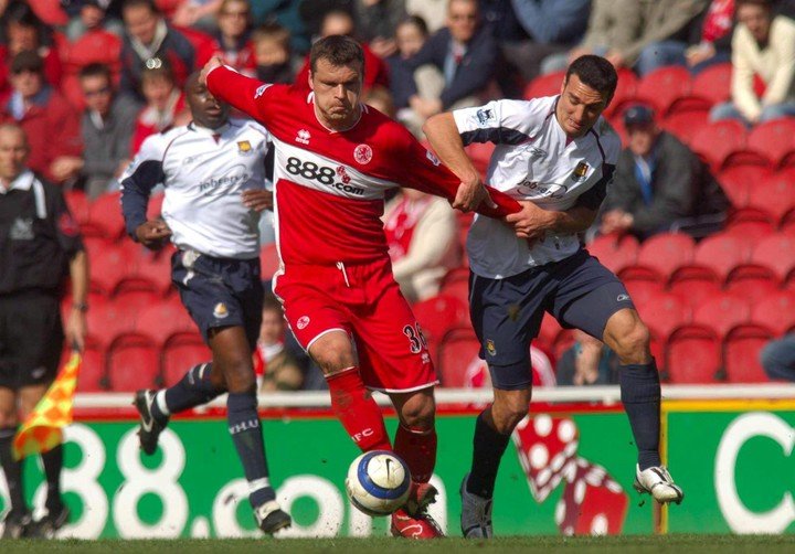 Mark Viduka, australiano del Boro, contra Scaloni. 
