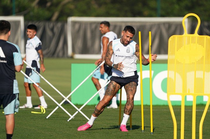 Nico Otamendi, que jugará en River, aporta juego aéreo.