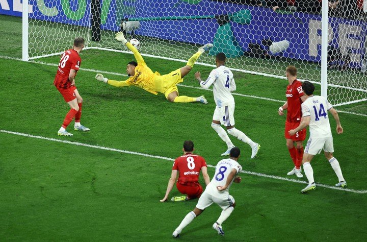 El gol de Youri Tielemans en la final de la Europa League. Foto: REUTER. 