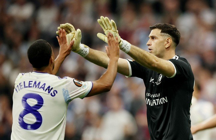 Youri Tielemans y Emiliano Martinez. Foto: REUTER. 