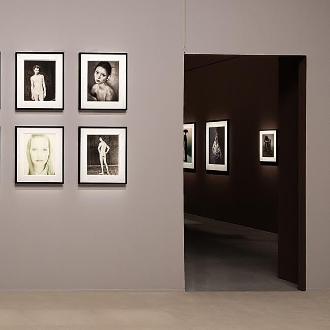 Imagen de una de las salas del MOP de A Coruña, algunos de los retratos que componen la exposición de Paolo Roversi.