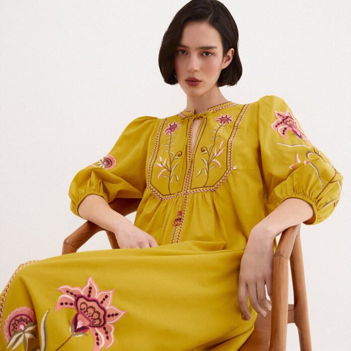 Pedro del Hierro tira el precio del vestido boho midi que llevaremos 24/7 los días más calurosos con sandalias planas