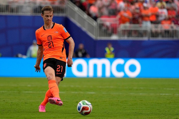 De Jong con vendas en la rodilla derecha. Foto: AP.