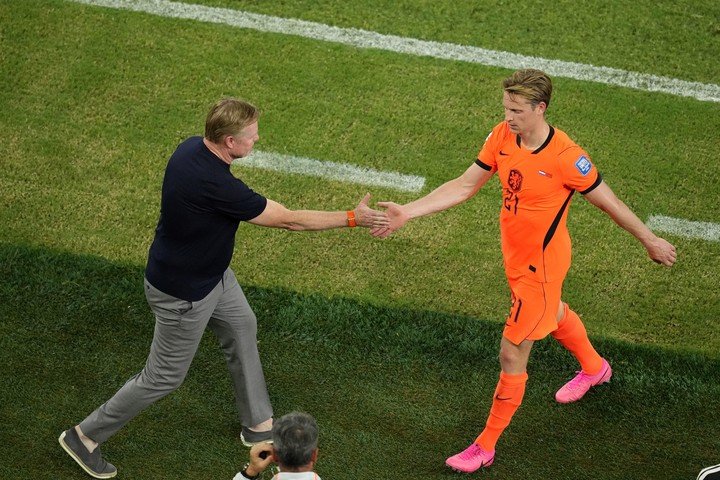 Frenkie de Jong siendo reemplazado en el último partido de Países Bajos en el Mundial 2026. Foto: AP.