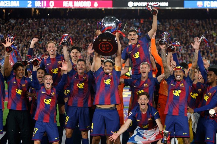 Barcelona levantando el título de La Liga 25/26. Foto: AP.