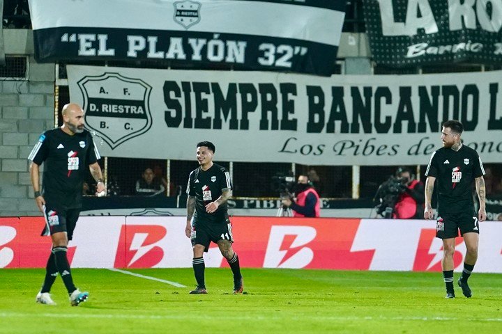 Riestra goleó a Boca. (Foto: Maxi Failla)