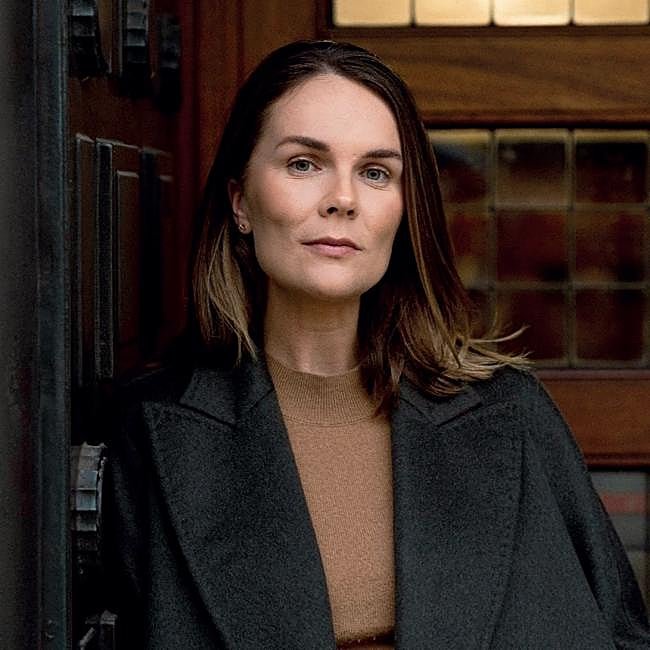 Caro Claire Burke, autora de YEsteryear.