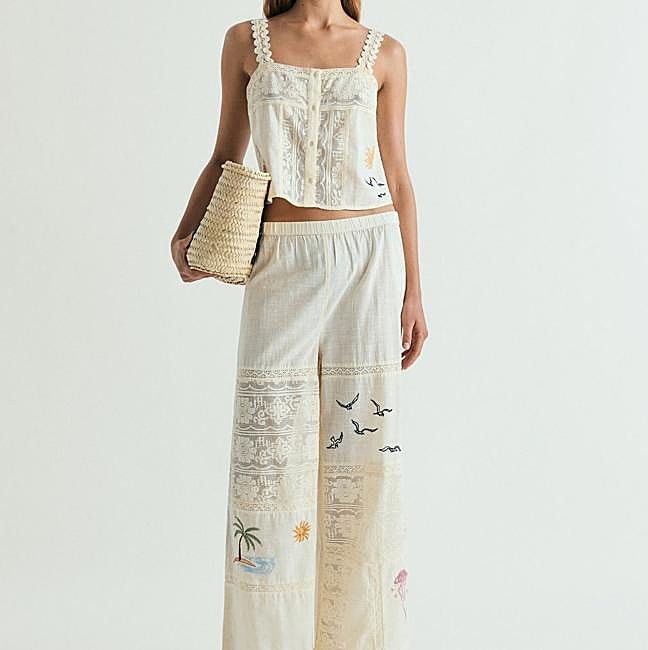 Conjunto blanco bordado de Scalpers: pantalón 59,99 euros y top 45,99 euros.