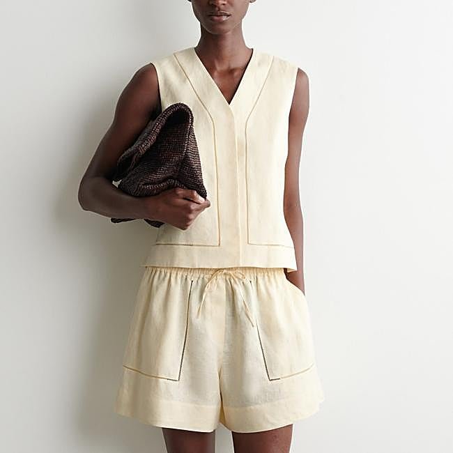 Conjunto de lino de COS: short 79 euros y top 89 euros.