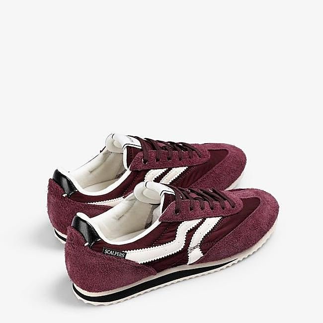 Zapatillas burdeos de inspiración retro de Scalpers, 49,99 euros.