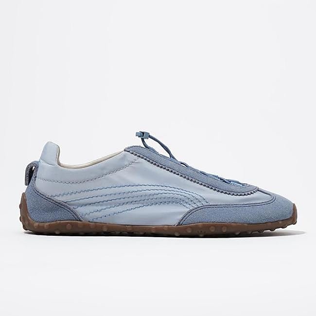 Zapatillas azul claro de Bimba y Lola, 69 euros.