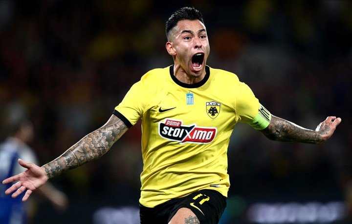 Sergio Araujo jugando en AEK Atenas (EFE).
