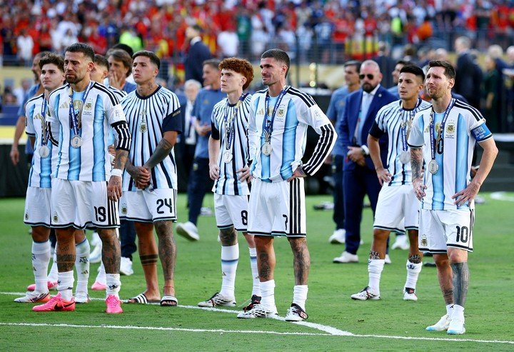 Messi y los jugadores, de cara a los hinchas (Reuter).
