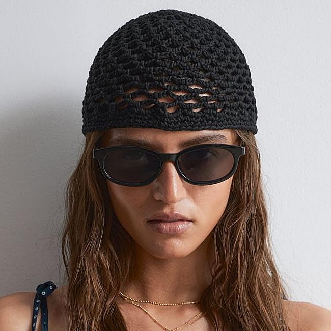 Gorro negro de crochet minimalista de &Other Stories, 99 euros.
