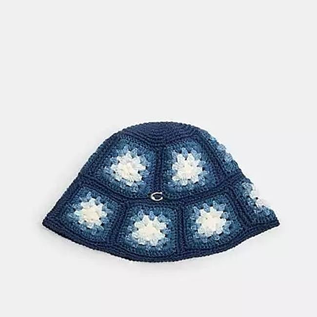 Gorro de crochet con flores azules de Coach, 79 euros.