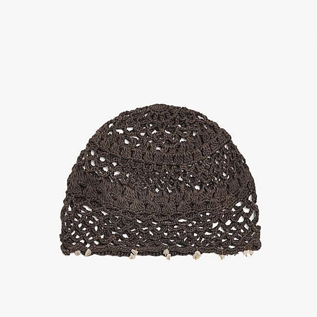 Gorro marrón con detalles decorativos de Parfois, 19,99 euros.