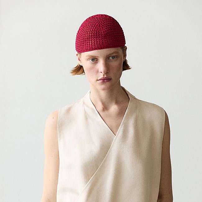 Gorro de crochet rojo de Massimo Dutti, 22,95 euros.