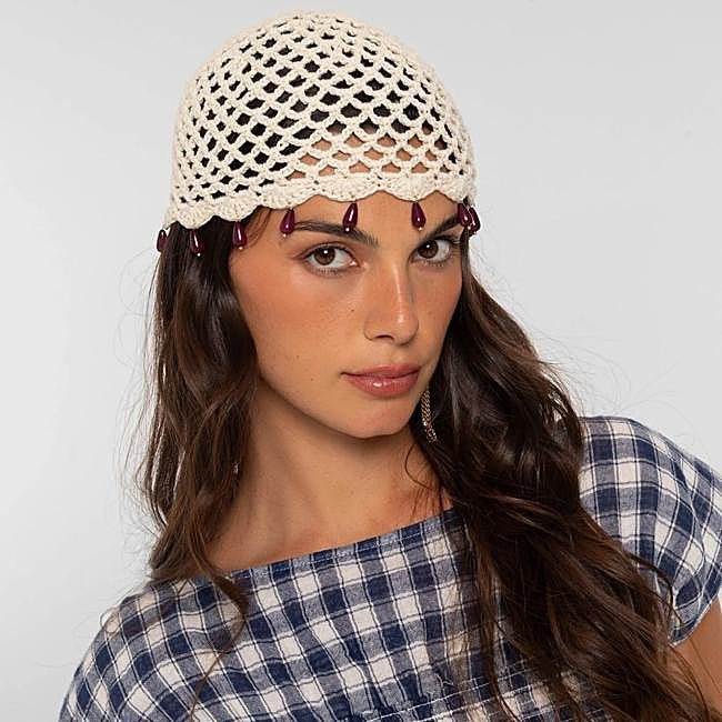 Gorro de crochet blanco con cuentas de The-Are, 19,95 euros.