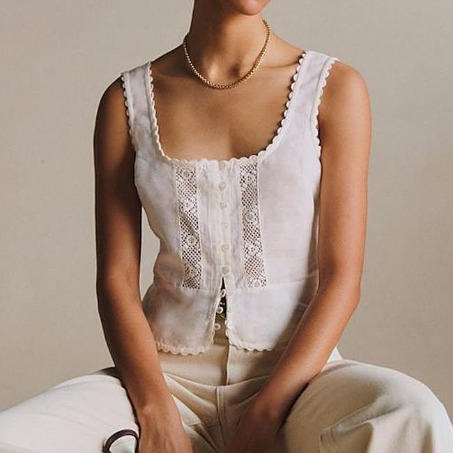 Blusa blanca romántica con encaje de Sézane, 95 euros.