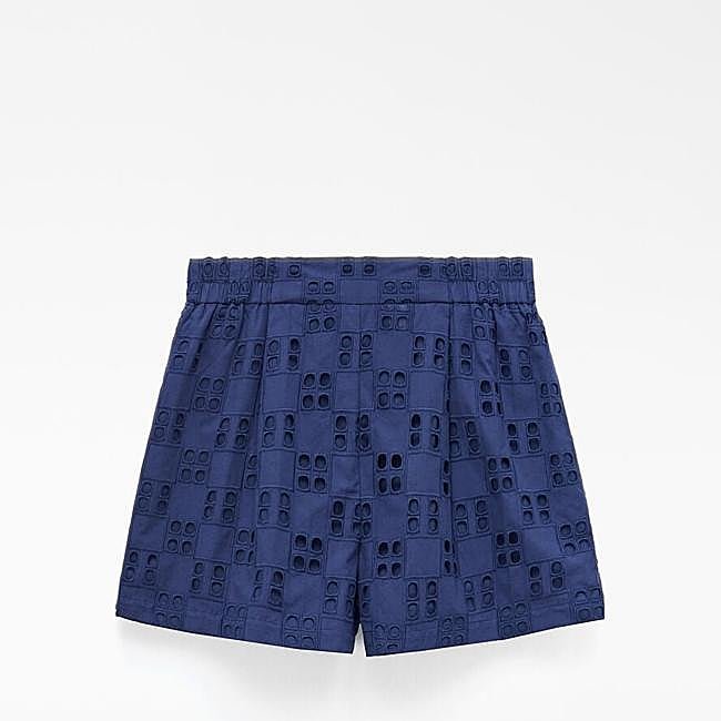 Pantalones cortos de bordado inglés de Adolfo Domínguez, 59 euros.