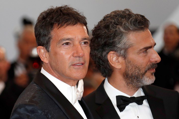 Una vieja foto de Antonio Banderas con Leo Sbaraglia. (archivo EFE)