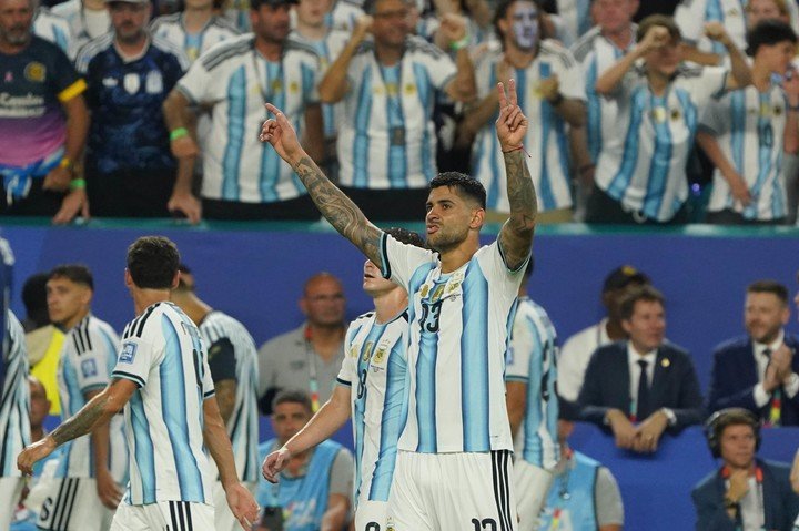 Cuti Romero en el partido de Argentina vs. Cabo Verde. 
