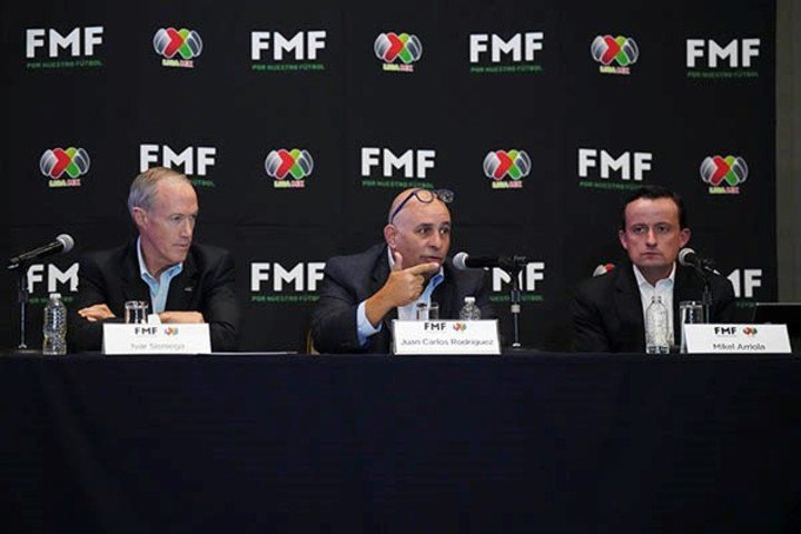 Ivar Sisniega, presidente ejecutivo de la FMF, Juan Carlos Rodríguez y Mikel Arriola. Foto: FMF