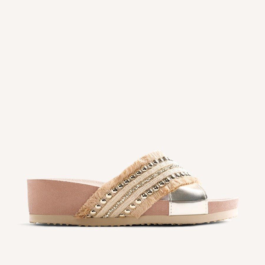 Sandalias de cuña de mujer con detalle de tachas, flecos y toques metalizados Oro Gioseppo 