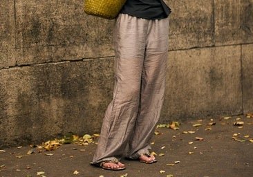 Las chanclas de dedo que parecían solo para la playa son el calzado más elegante del verano