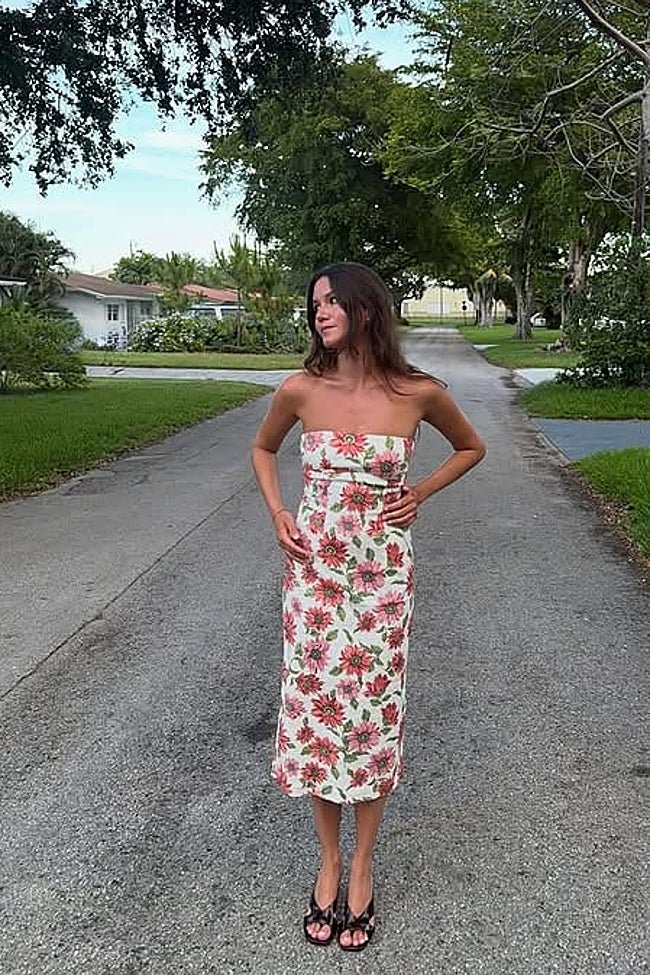 Vestido estampado + sandalias de tacón