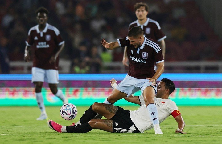 Emiliano Buendía en el amistoso. (REUTERS)