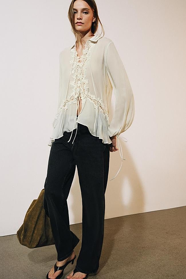 Blusa de encaje con bordados de Zara.