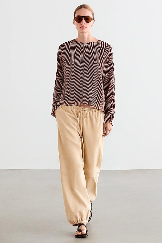 Blusa con estampado geométrico de Massimo Dutti.