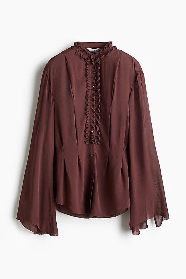 Blusa en burdeos de crepé de H&M.