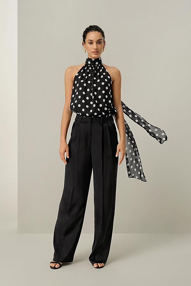 Blusa con estampado de lunares de Lily Silk.