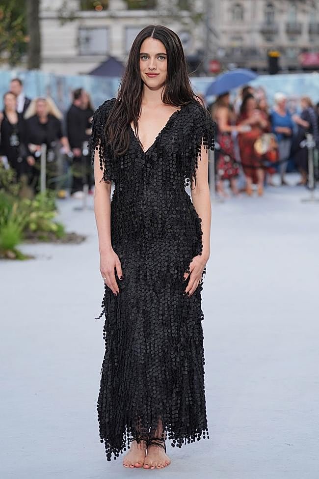 Margaret Qualley con las sandalias sin suela de Chanel.