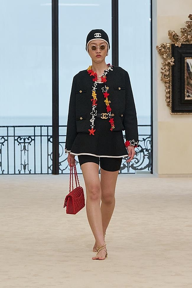 Desfile de la colección Crucero 2027 de Chanel con las sandalias sin suela en dorado.