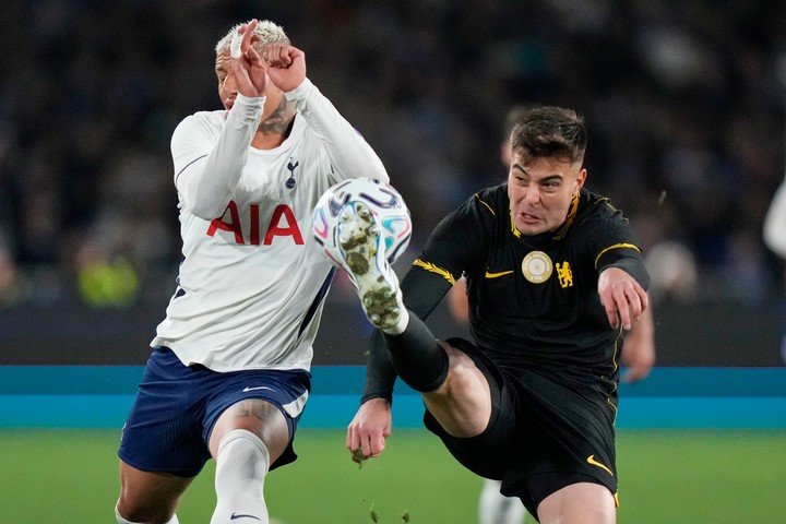 Anselmino en el partido frente al Tottenham (AP Photo).
