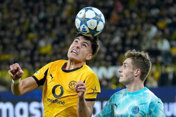 Anselmino en el Borussia Dortmund (AP Photo).