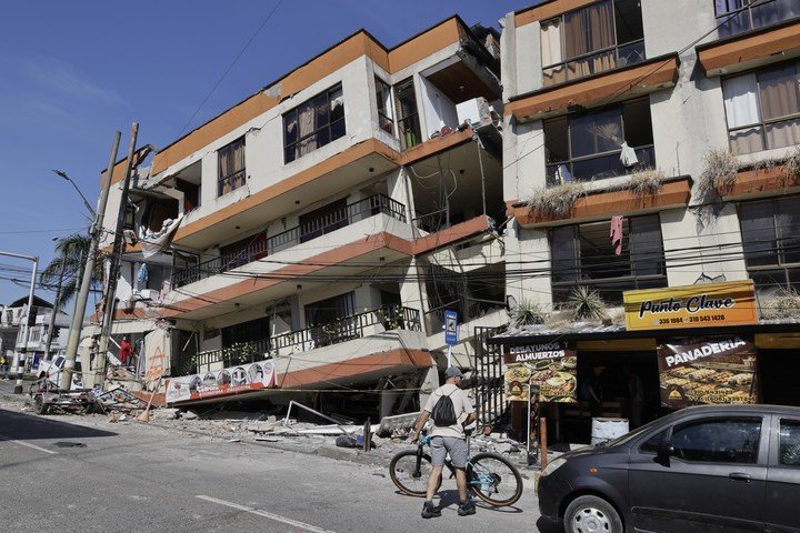 Las consecuencias en Pereira luego del fuerte terremoto. EFE/ Carlos Ortega