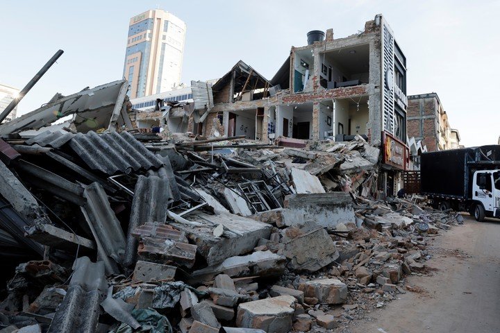 Las consecuencias en Pereira luego del fuerte terremoto. EFE/ Carlos Ortega