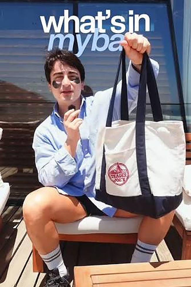 Un tiktoker enseña qué lleva en su bolsa del Trader Joe's.