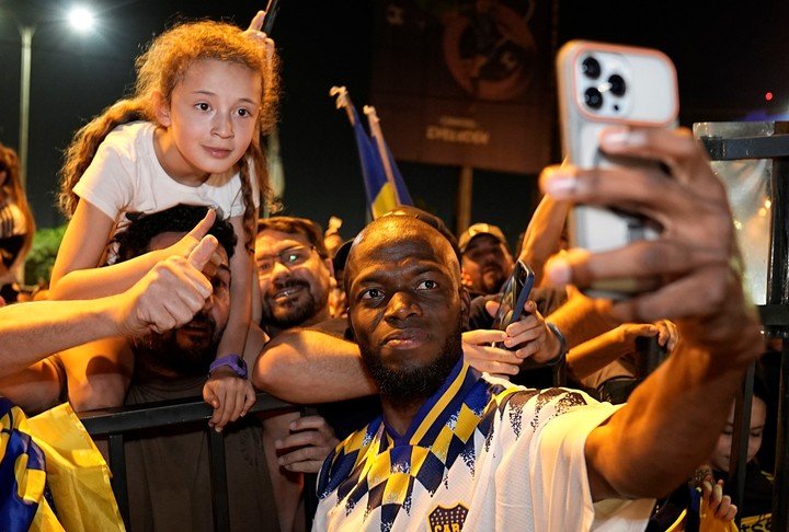 Valencia y los hinchas en Asunción. (Prensa Boca)