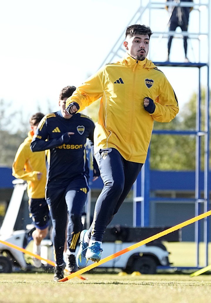 El chileno quedó afuera de la lista ante Recoleta y ahora podría irse a la MLS. (Prensa Boca)