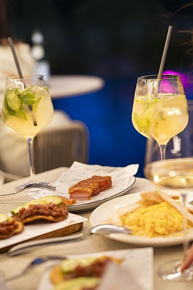 Plator para compartir y cócteles, la propuesta del restaurante Mena para disfrutar de las tardes de verano.